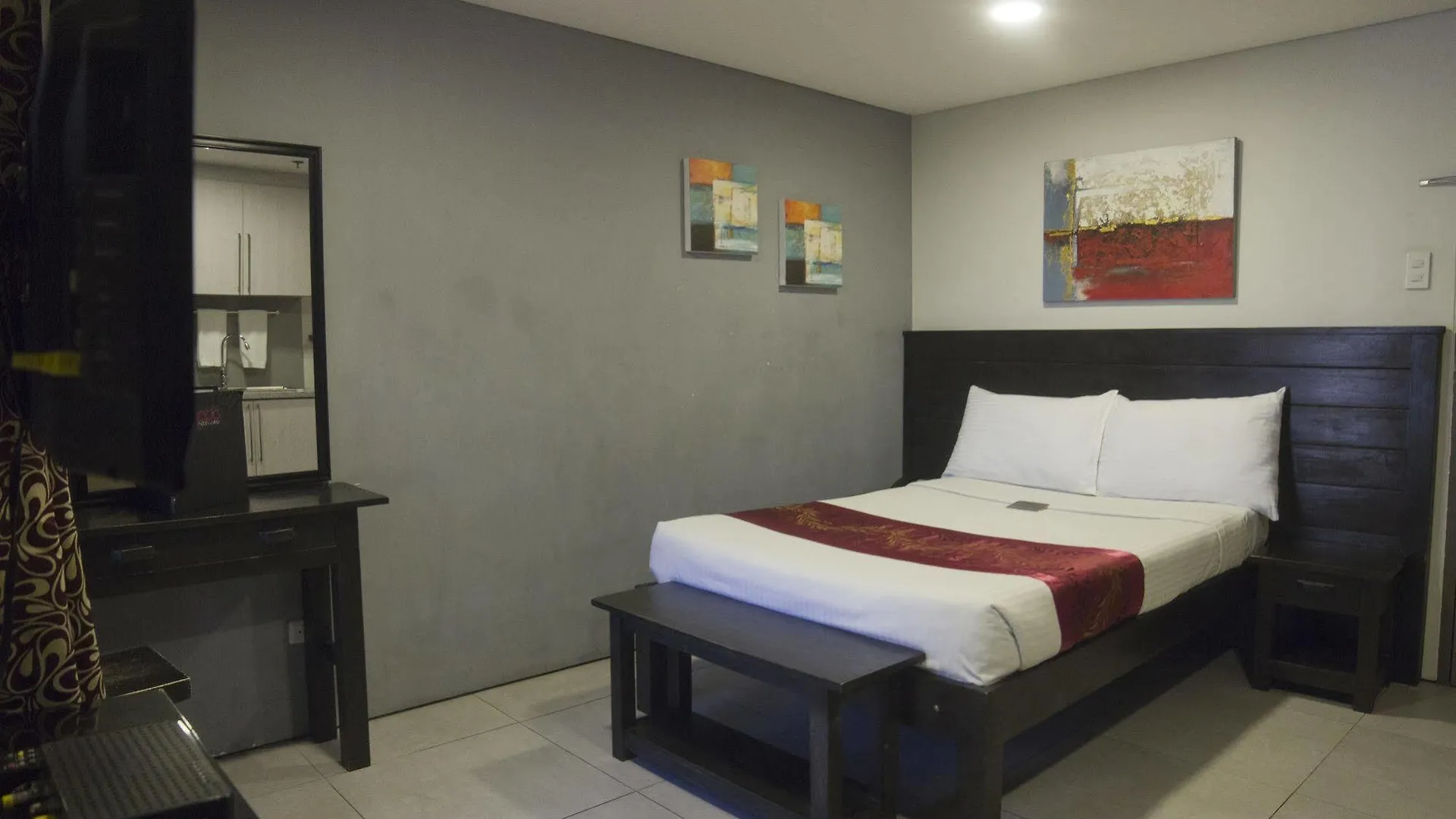 Jade Hotel And Suites Manille 2*,