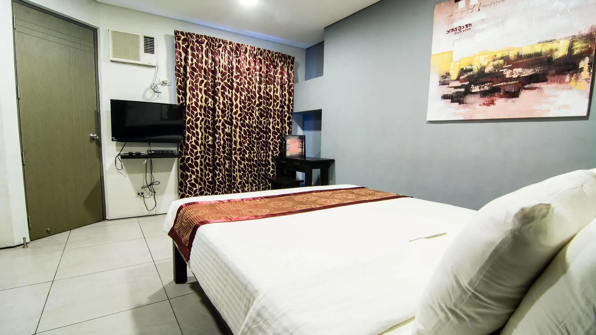 Jade Hotel And Suites Manille 2*,