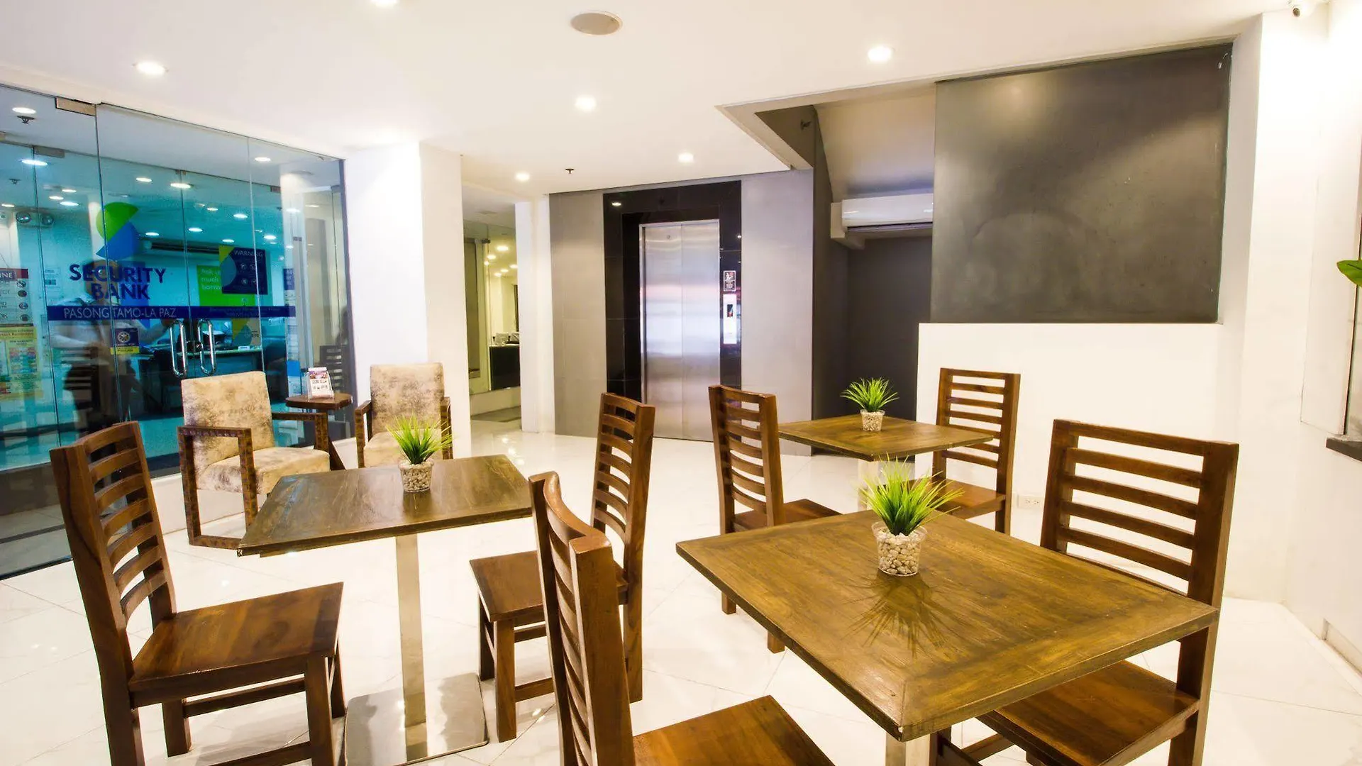 Jade Hotel And Suites Makati City 2*,