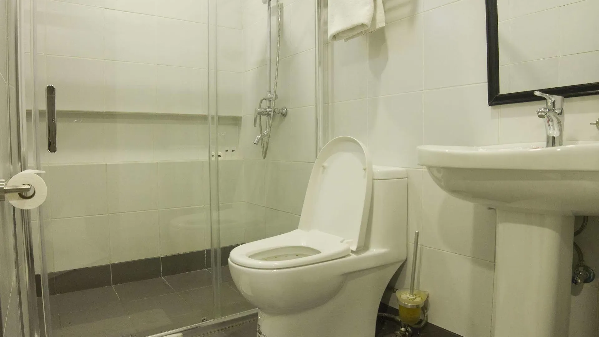 Jade Hotel And Suites Makati City 2*,